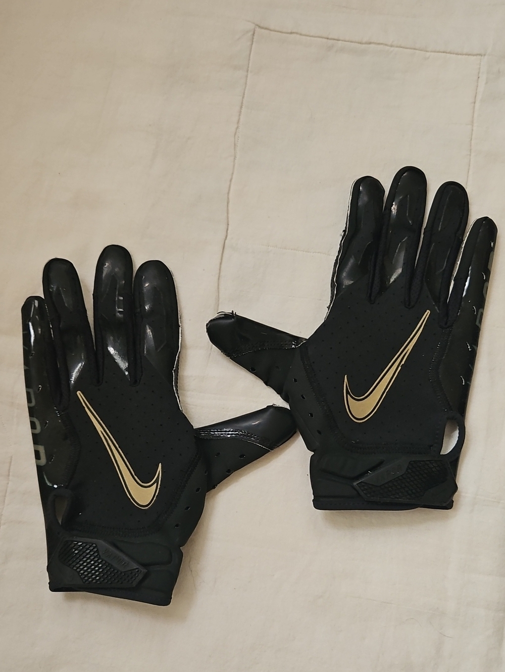 Nike Mens Vapor Black and Gold Athletic Football Gloves Large